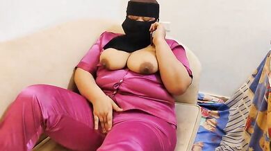 صاحبة اللباس الأحمر ء تاخذه بطيزها بطريفة احترافية