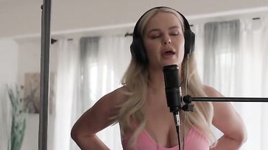 اسود ينيك فتاة شقراء صديقت امه