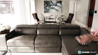 اقسو على اختي بالبيت عندما لا تكون امي موجودة