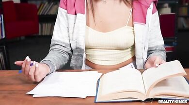 ممارسة سكس مع طالبة في مكتبة